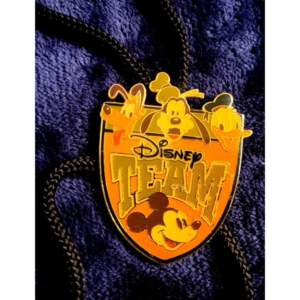 Disney Team Cast Member Exclusive Pin Mickey Donald Goofy Pluto Yellow Shield